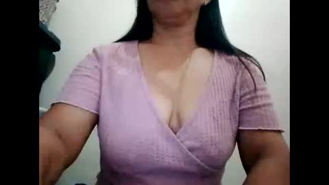 Snapshot of suzzie_hot chatting on February 12, 10:14 am suzzie_hot online show from February 12, 10:14 am