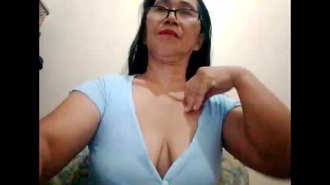 Snapshot of suzzie_hot chatting on February 15, 8:11 pm suzzie_hot online show from February 15, 8:11 pm