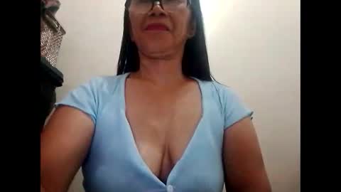 Snapshot of suzzie_hot chatting on February 10, 10:09 am suzzie_hot online show from February 10, 10:09 am