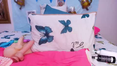 Snapshot of sweegirl_ chatting on October 1, 12:04 pm Debora online show from October 1, 12:04 pm