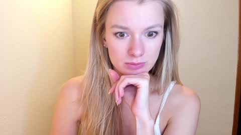 Snapshot of sweet_angel_a chatting on January 27, 10:06 pm Ann - your sweet girl online show from January 27, 10:06 pm