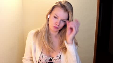 Snapshot of sweet_angel_a chatting on December 18, 9:18 pm Ann - your sweet girl online show from December 18, 9:18 pm