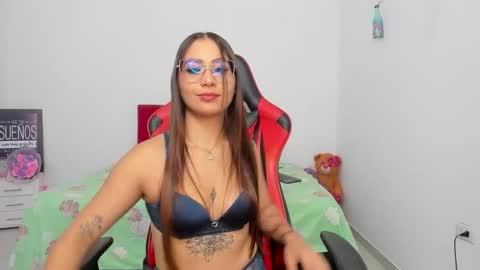 sweet_coral_ online show from February 3, 4:32 am