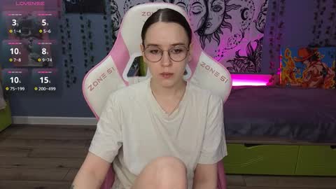 Snapshot of sweet_frosty chatting on October 7, 3:24 am Alice online show from October 7, 3:24 am