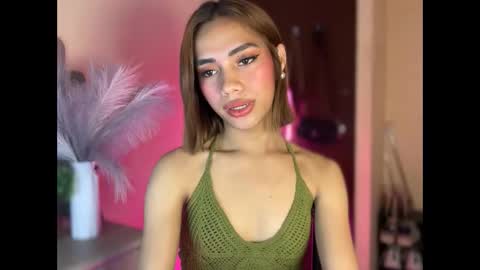 Snapshot of sweet_nikki03 chatting on October 3, 9:01 pm sweet_nikki03 online show from October 3, 9:01 pm