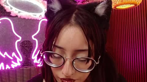 Roxanee online show from April 7, 8:55 pm