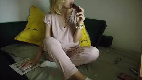 Snapshot of sweetania_ chatting on March 11, 1:16 am Ania online show from March 11, 1:16 am