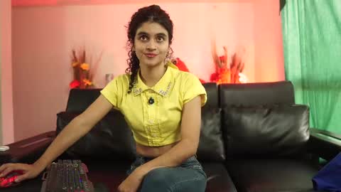 Salom independent model online show from September 16, 8:23 pm