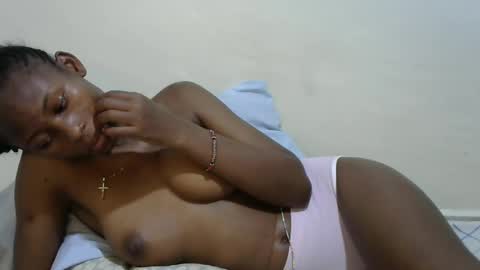 Snapshot of sweetdeee_ chatting on February 25, 7:06 pm sweetDee online show from February 25, 7:06 pm