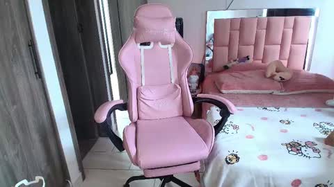 Snapshot of sweetlune chatting on March 1, 5:27 pm SweetLune online show from March 1, 5:27 pm