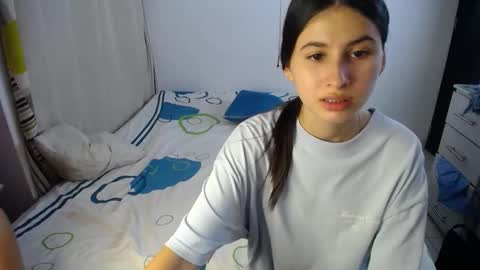 Snapshot of sweetpink1_ chatting on October 4, 4:32 am Caro Lily online show from October 4, 4:32 am
