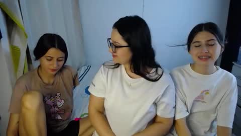 Snapshot of sweetpink1_ chatting on October 18, 4:05 am Caro Lily online show from October 18, 4:05 am