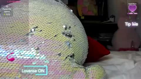 Mia online show from May 28, 7:01 pm