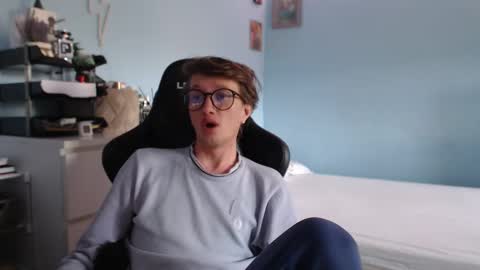 Cat online show from April 15, 2:53 pm