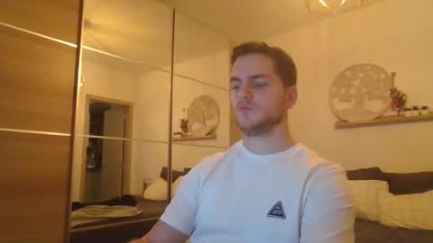 syl092 online show from December 4, 4:32 pm