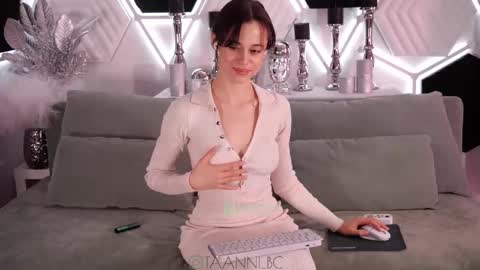 Snapshot of taanni_bc chatting on March 1, 3:32 am TAANNI online show from March 1, 3:32 am