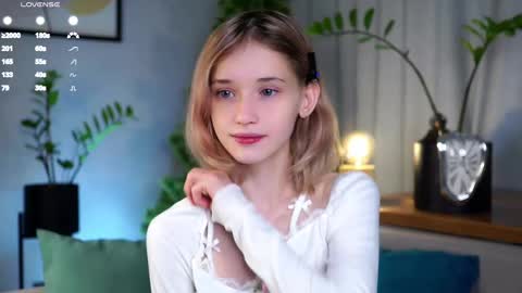 Snapshot of taitehambelton chatting on February 19, 1:40 am Mia online show from February 19, 1:40 am