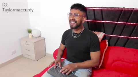 taylormaccurdy_ online show from December 1, 2:04 pm