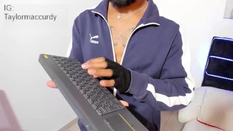 taylormaccurdy_ online show from January 6, 5:28 pm