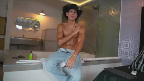 taylorsmiths_ online show from November 29, 3:03 am