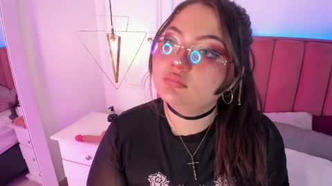 tessa_sinclaire online show from April 17, 10:56 pm