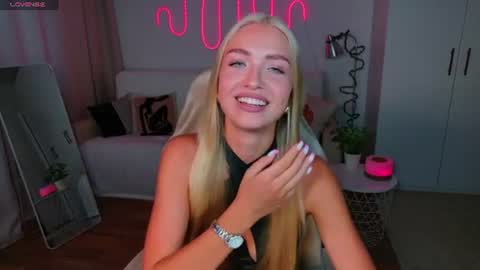 TessaHamilton online show from June 22, 11:50 am