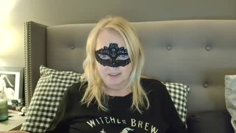 Snapshot of thaleiaquinn chatting on October 12, 10:33 pm Thaleia Quinn online show from October 12, 10:33 pm