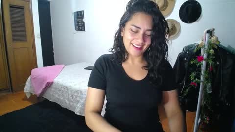 Snapshot of thaliacooper chatting on January 19, 2:36 am online show from January 19, 2:36 am