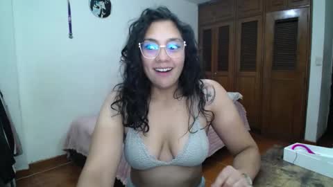 Snapshot of thaliacooper chatting on September 14, 12:24 am online show from September 14, 12:24 am