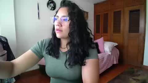 Snapshot of thaliacooper chatting on September 19, 6:11 pm online show from September 19, 6:11 pm