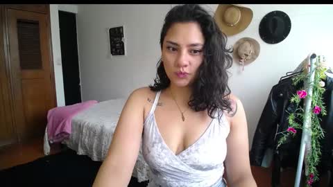 Snapshot of thaliacooper chatting on January 16, 6:59 pm online show from January 16, 6:59 pm