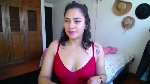 Snapshot of thaliacooper chatting on January 22, 6:41 pm online show from January 22, 6:41 pm