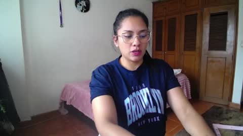 Snapshot of thaliacooper chatting on October 1, 6:18 pm online show from October 1, 6:18 pm
