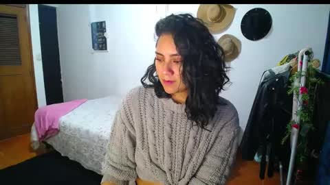 Snapshot of thaliacooper chatting on January 12, 11:04 pm online show from January 12, 11:04 pm