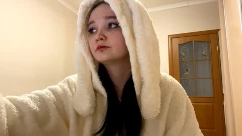 Yumi online show from February 5, 2:20 pm