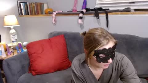 Snapshot of theferalfamily chatting on October 27, 2:22 am TheFeralFamily online show from October 27, 2:22 am