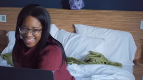 Snapshot of thesesualdame chatting on February 25, 12:05 pm Jessie Dames online show from February 25, 12:05 pm