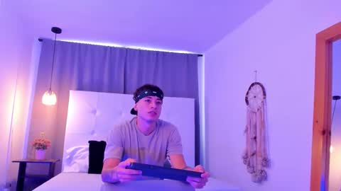 Thiago  online show from March 29, 1:13 pm