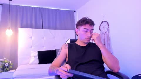 Thiago  online show from April 7, 12:18 pm