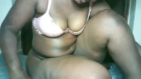 Thickybabe011 online show from December 5, 9:00 pm