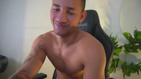 thin_tommy11 online show from April 8, 8:45 pm