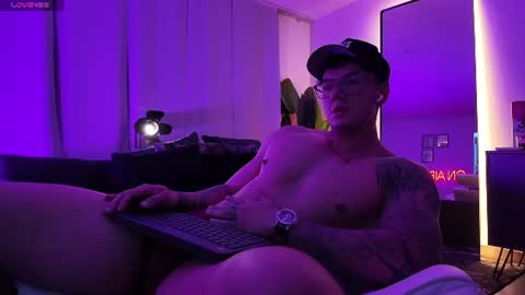 Thomas Falcon online show from July 16, 1:53 am
