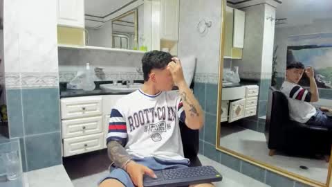 Snapshot of thomas_moon_ chatting on September 24, 12:23 pm Thomas online show from September 24, 12:23 pm