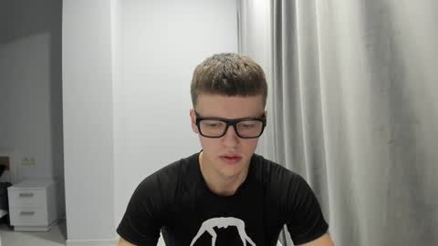 Snapshot of thomas_shelbivip chatting on December 2, 6:05 pm Tomas online show from December 2, 6:05 pm