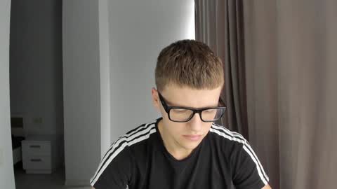 Snapshot of thomas_shelbivip chatting on December 4, 8:06 am Tomas online show from December 4, 8:06 am