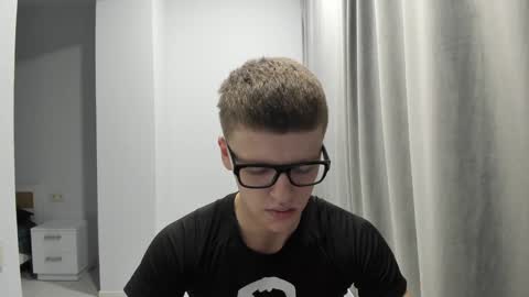 Snapshot of thomas_shelbivip chatting on December 1, 6:54 pm Tomas online show from December 1, 6:54 pm