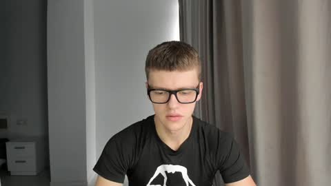 Snapshot of thomas_shelbivip chatting on December 2, 10:35 am Tomas online show from December 2, 10:35 am