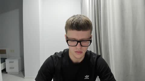 Snapshot of thomas_shelbivip chatting on December 6, 1:49 pm Tomas online show from December 6, 1:49 pm