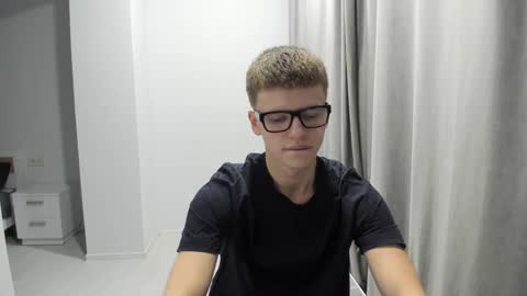 Snapshot of thomas_shelbivip chatting on December 20, 3:21 pm Tomas online show from December 20, 3:21 pm