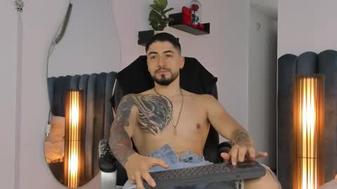 Snapshot of thomasmarzo1 chatting on October 12, 3:59 pm sweetfit boy online show from October 12, 3:59 pm